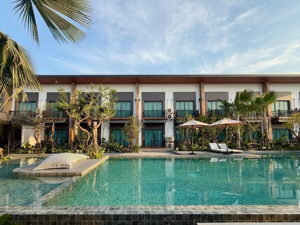 Pool - The Rest Hotel - Prachuab Kriri Khan (Prachuap Khiri Khan)