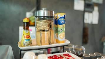 Un bufé de desayuno con diversos alimentos y salsas.