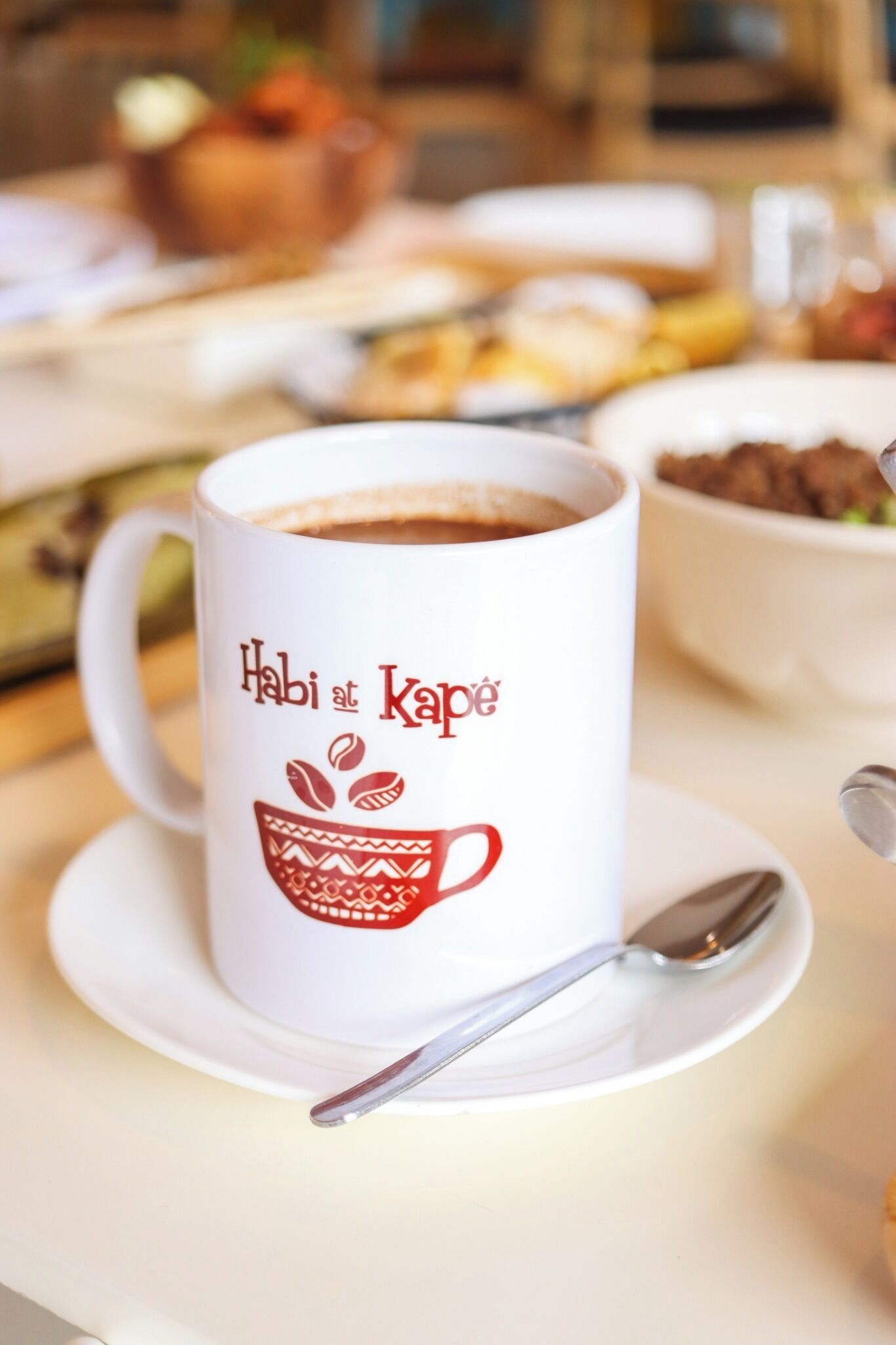 Una tassa de cafè blanca amb el text 