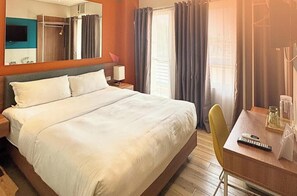 Habitación Deluxe doble, vistas a la ciudad | Escritorio, espacio para trabajar con un portátil, wifi gratis