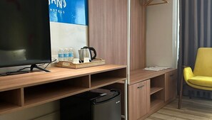 Luxury Suite, City View | Interior