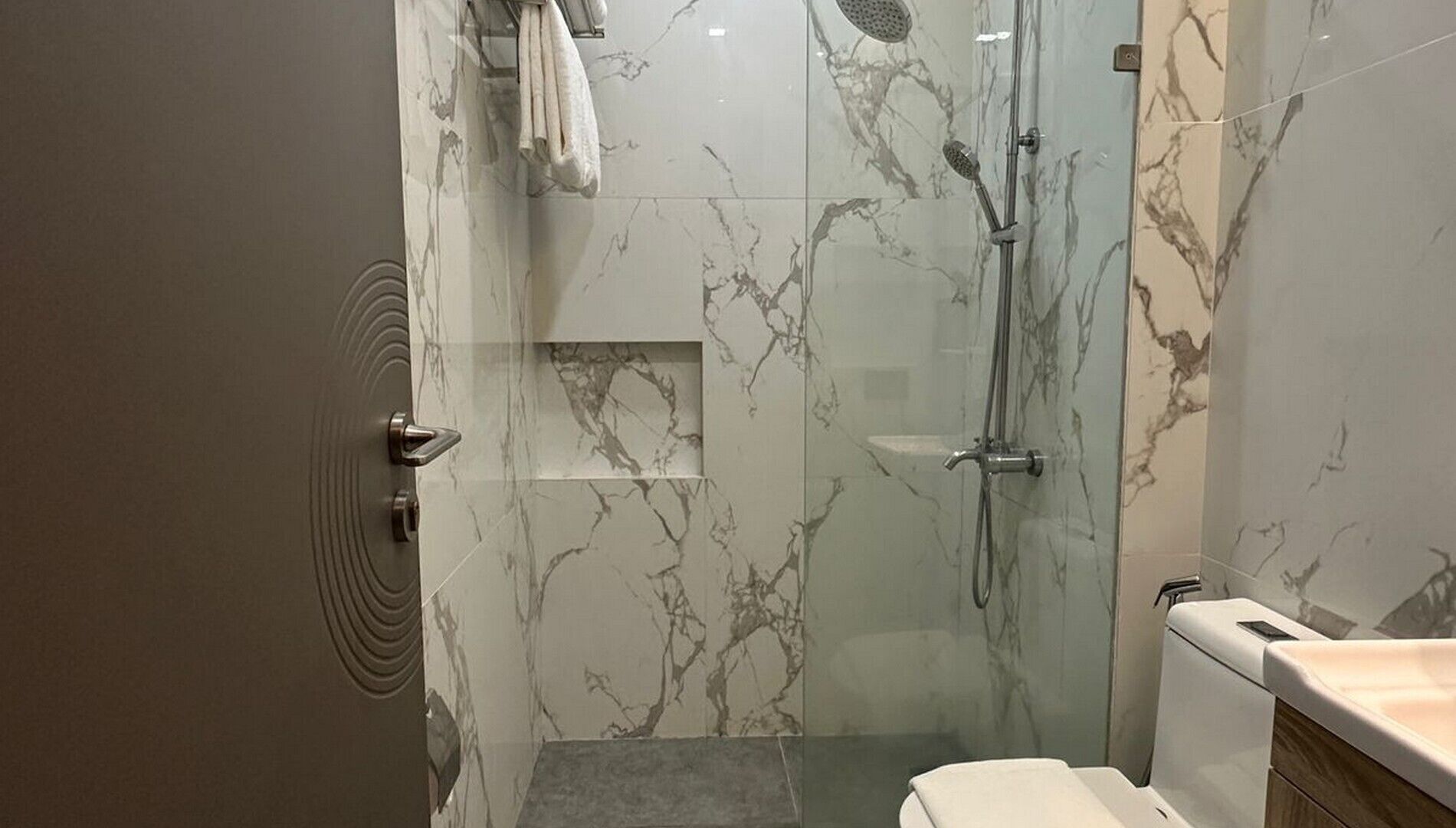 Suite Luxe, vue ville | Salle de bain | Douche, douche à « effet pluie », articles de toilette gratuits, bidet