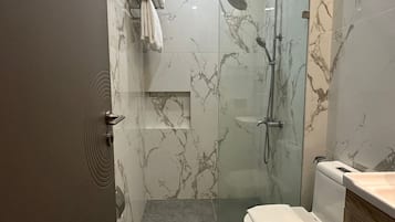 Suite Luxe, vue ville | Salle de bain | Douche, douche à « effet pluie », articles de toilette gratuits, bidet