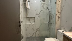 Suite de lujo, vistas a la ciudad | Baño | Ducha y cabezal de ducha tipo lluvia