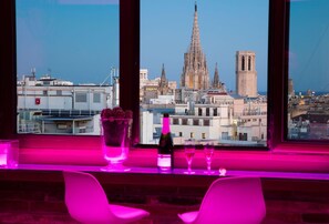 Un bar con vistas a una catedral y una torre.