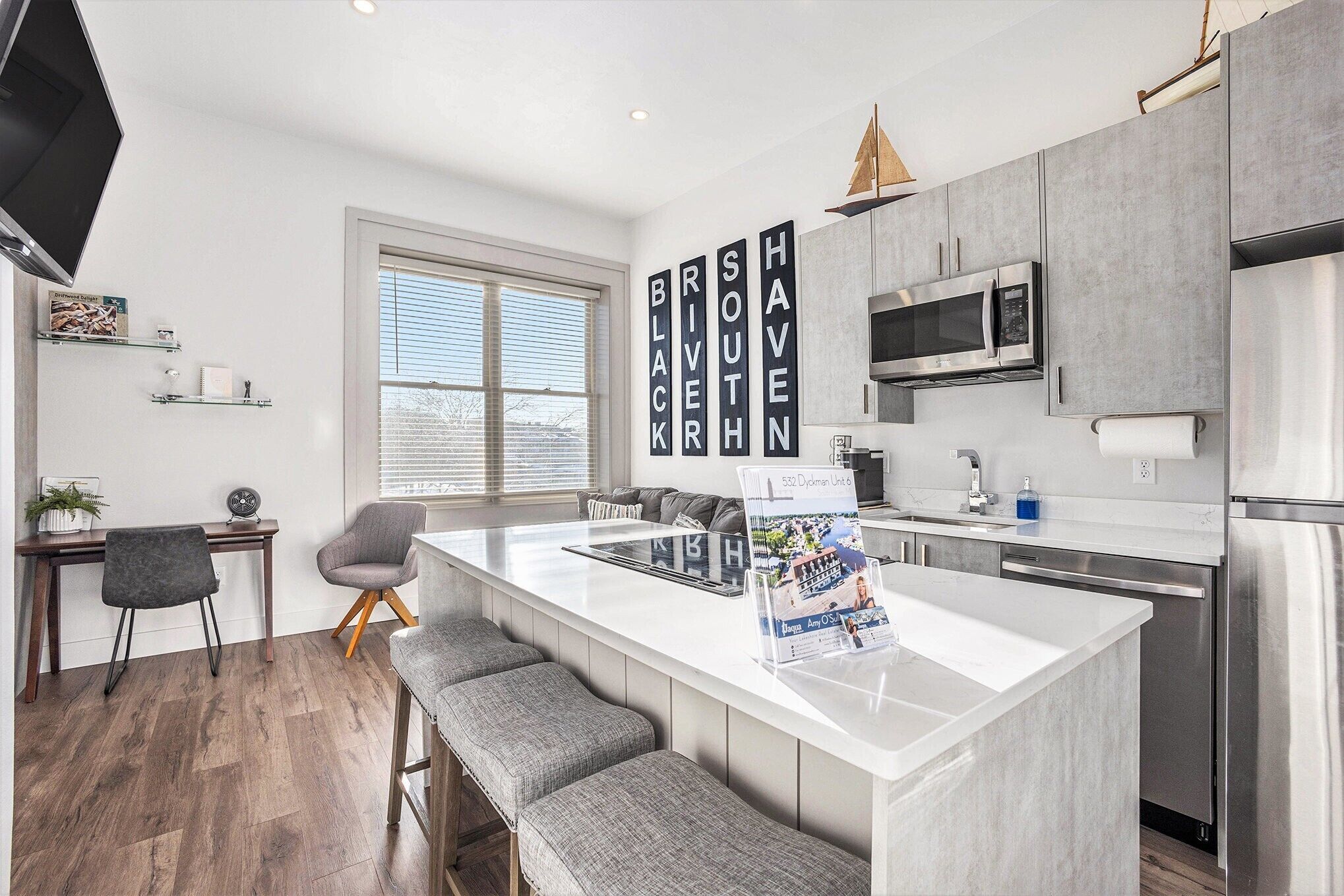 Réfrigérateur, micro-ondes, four, plaque de cuisson