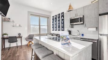 雪櫃、微波爐、焗爐、爐具