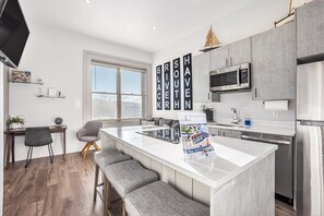 雪櫃、微波爐、焗爐、爐具