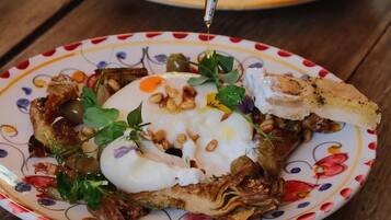 Une assiette de nourriture sur laquelle on verse une sauce.