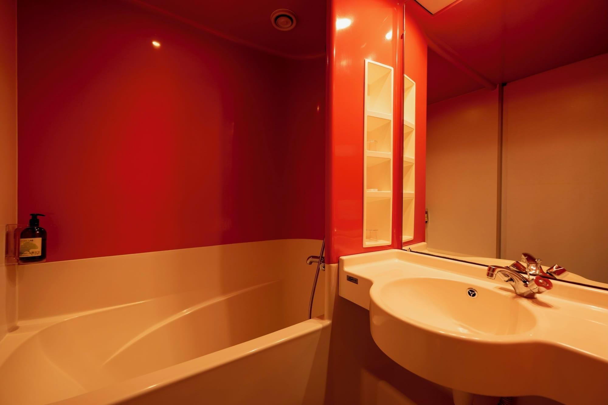 Une salle de bain avec une baignoire, un lavabo et un miroir.