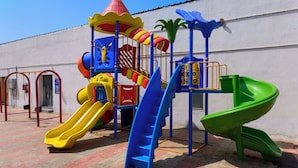 Um parquinho com escorregadores e estruturas de escalada.