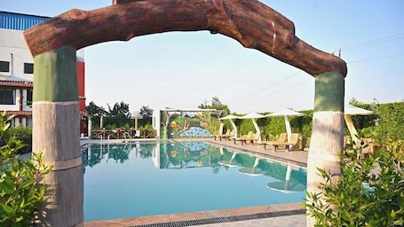 Outdoor pool. Clarks Safari Kheda, Ahmedabad