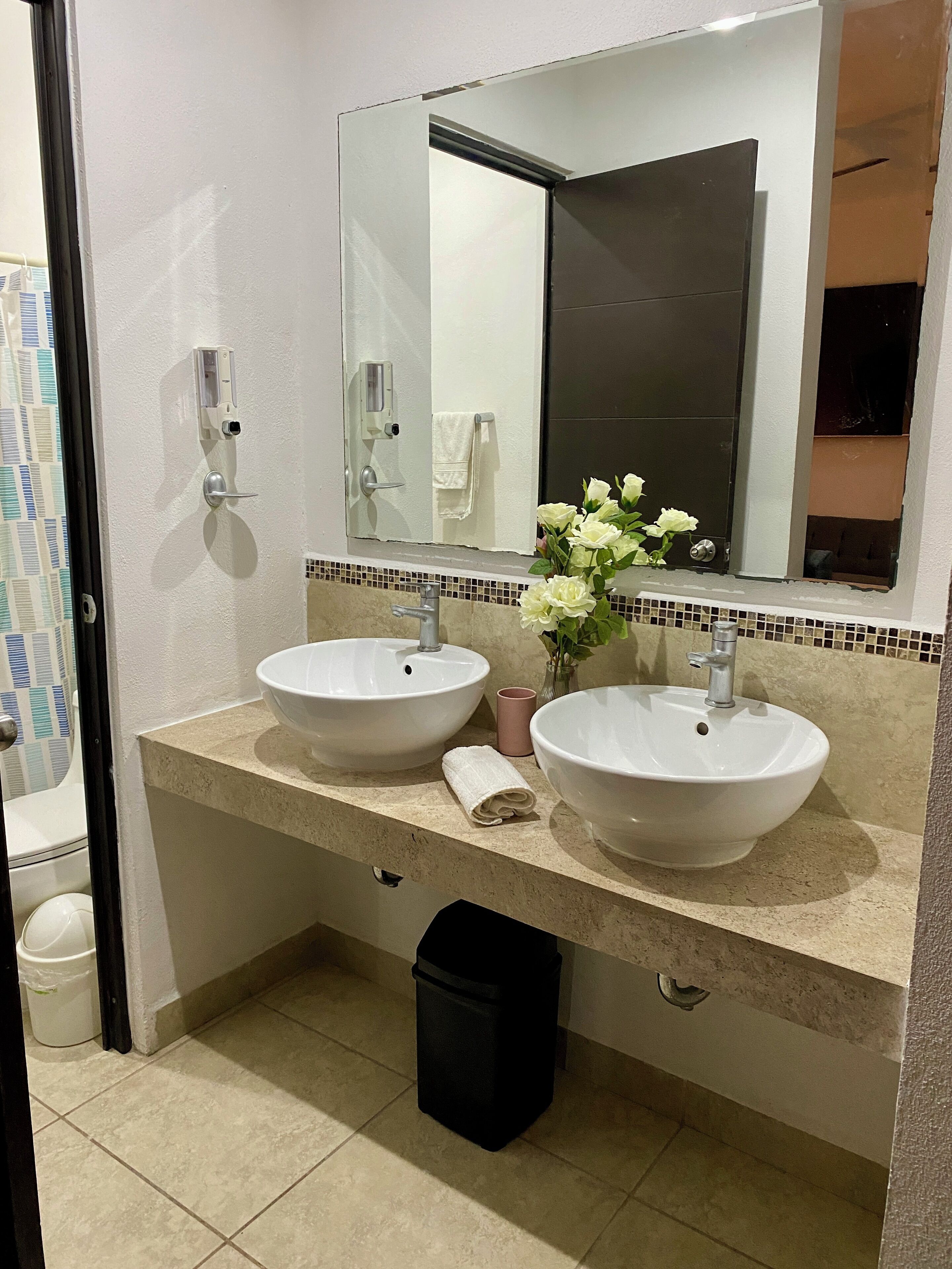 Sèche-cheveux, serviettes fournies, savon, papier toilette