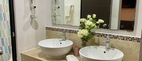 SĂšche-cheveux, serviettes fournies, savon, papier toilette