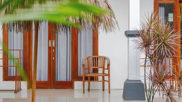 Habitación estándar, vista a la alberca | Escritorio, wifi gratis y ropa de cama