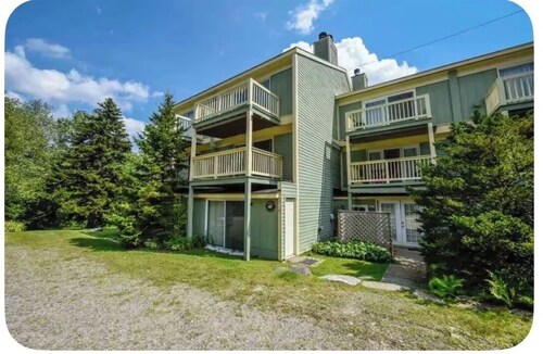 Cozy & Spacious Ski Condo 1 mile from Mount Snow VT
