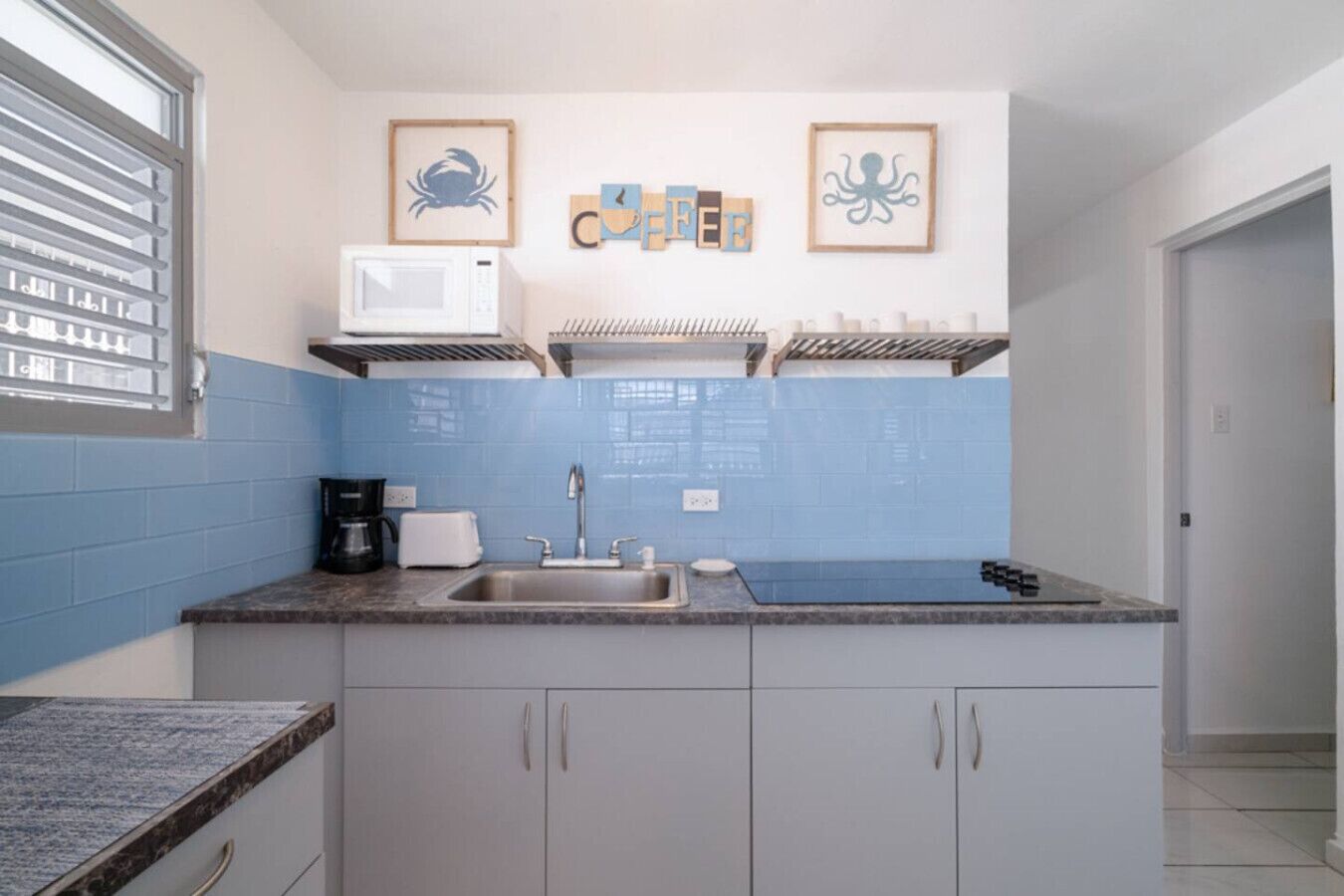 Kühlschrank, Mikrowelle, Herdplatte, Wasserkocher mit Kaffee-/Teezubehör