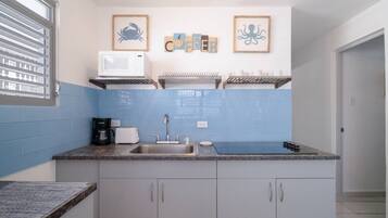 Kühlschrank, Mikrowelle, Herdplatte, Wasserkocher mit Kaffee-/Teezubehör