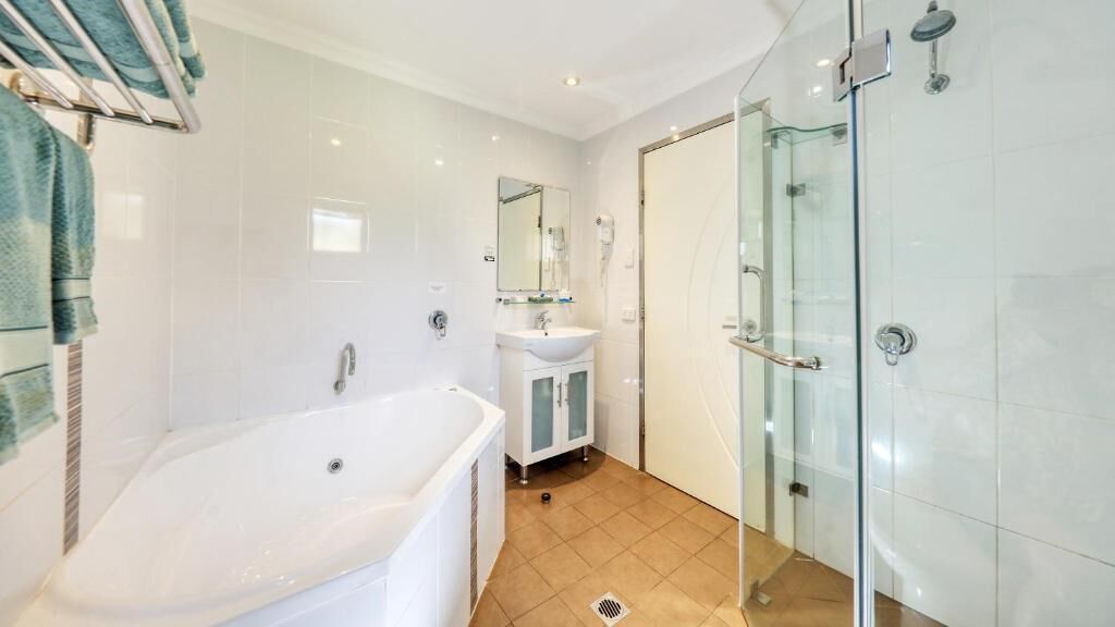 Superior Double Room, Garden View | Bathroom | Shower, jetted tub, free toiletries, hair dryer