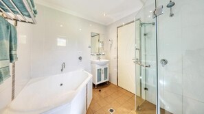 Kostenlose Toilettenartikel, Haartrockner, Handtücher, Seife