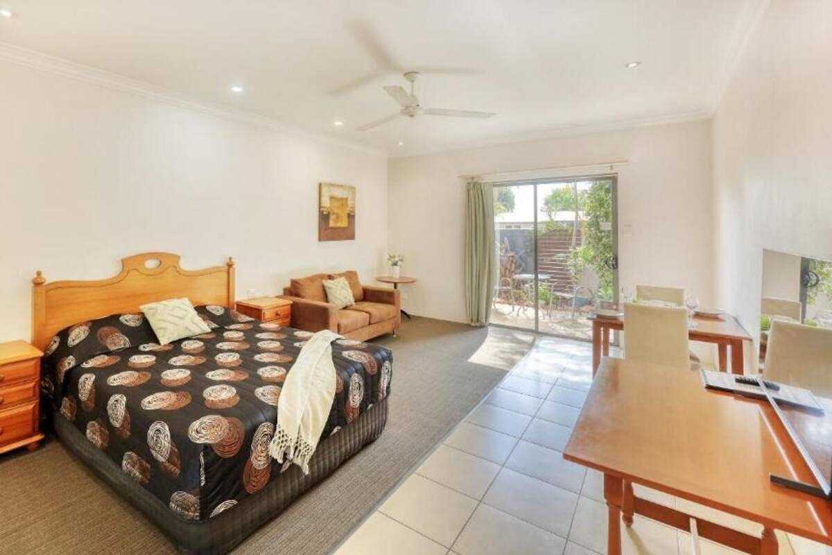 Íróasztal, laptophoz jól használható munkafelület és sötétítőfüggöny