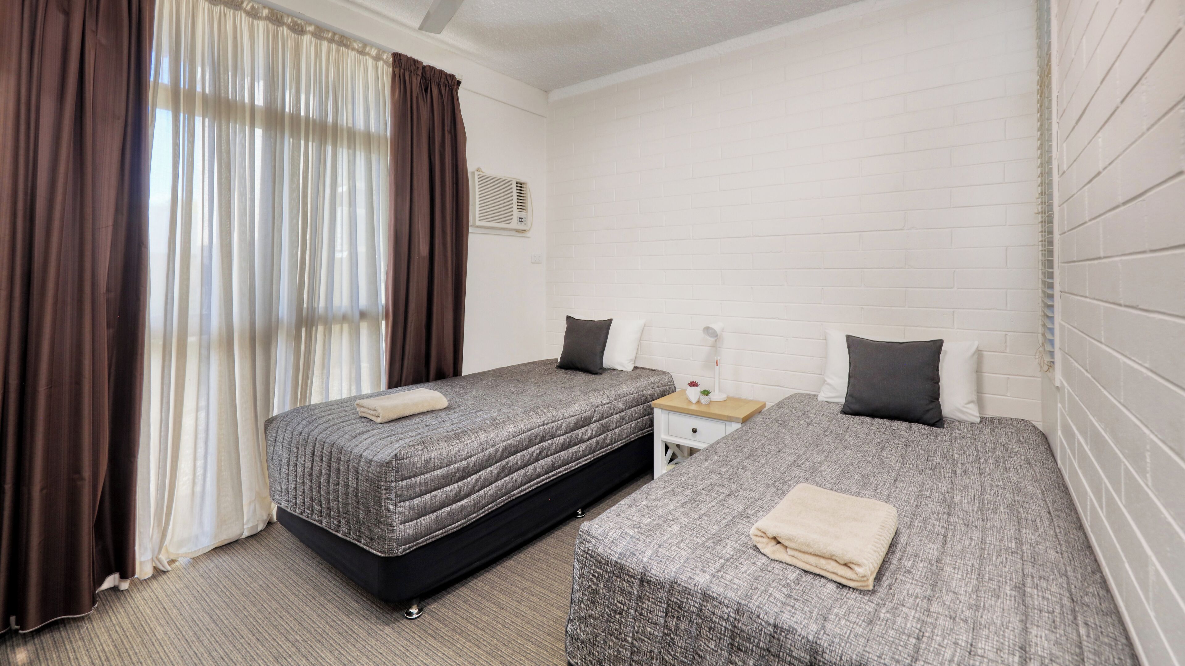 Escritorio, espacio para trabajar con laptop y cortinas blackout 