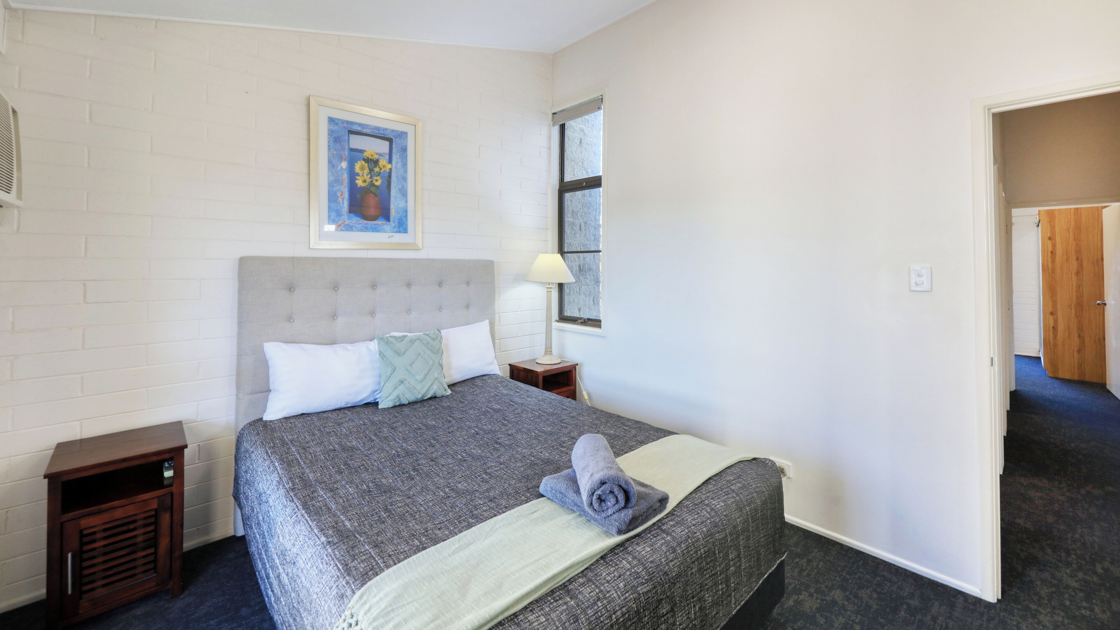 Escritorio, espacio para trabajar con laptop y cortinas blackout 