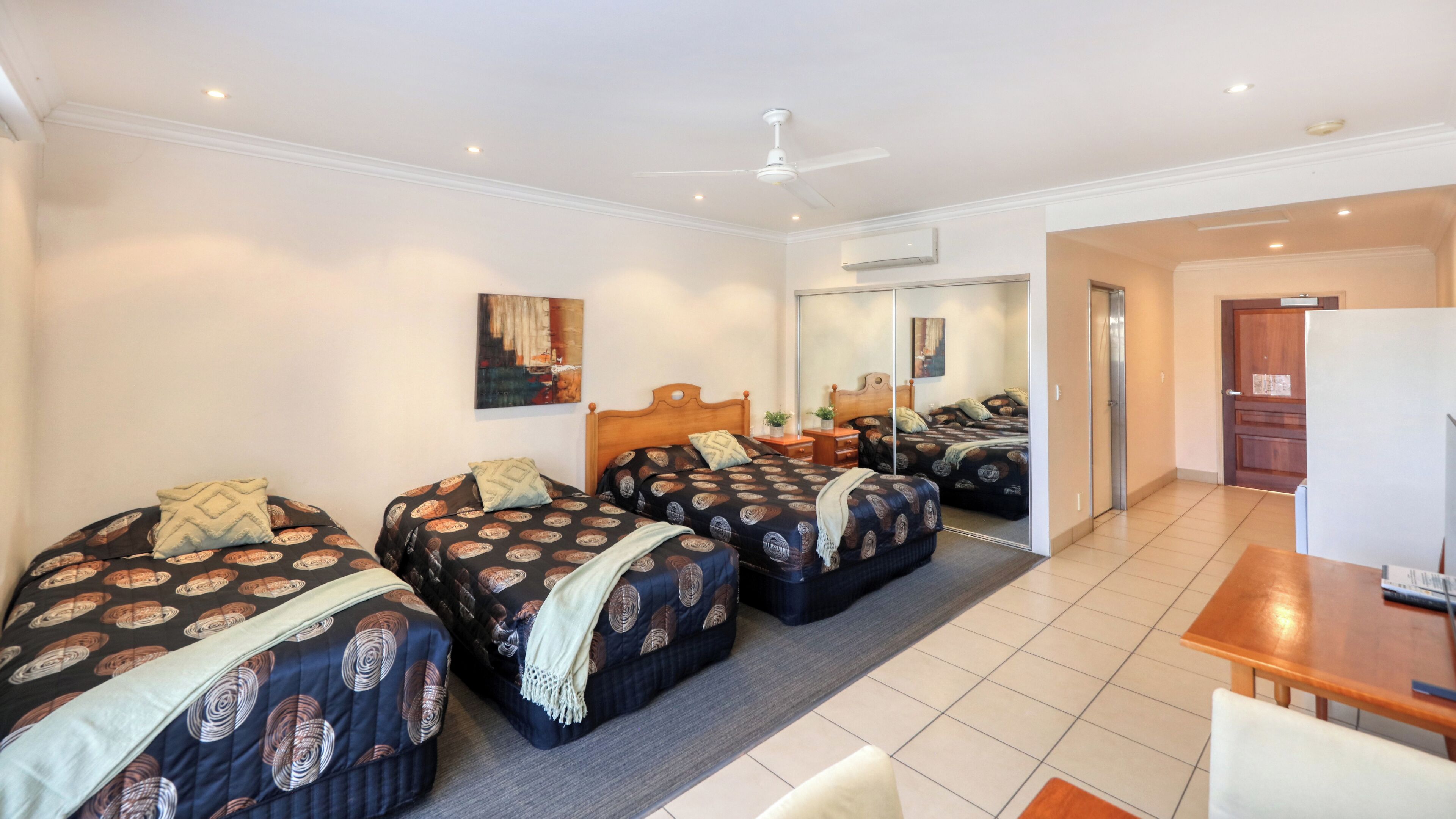 Escritorio, espacio para trabajar con laptop y cortinas blackout 