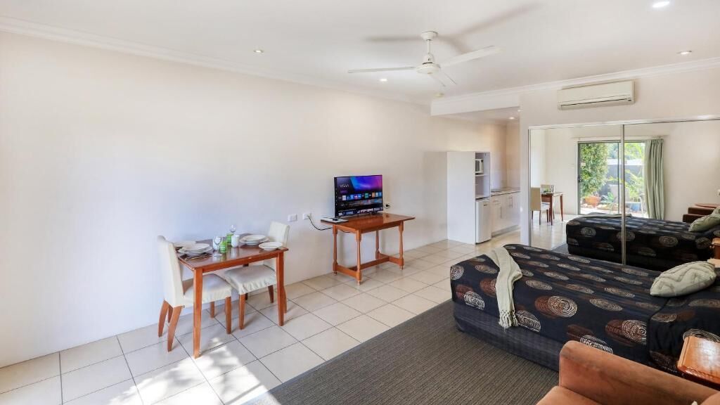 Superior Double Room, 1 Queen Bed, Patio, Garden View | Desk, laptop workspace, blackout curtains, soundproofing