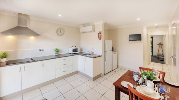 Executive Studio, Garden View | Private kitchen