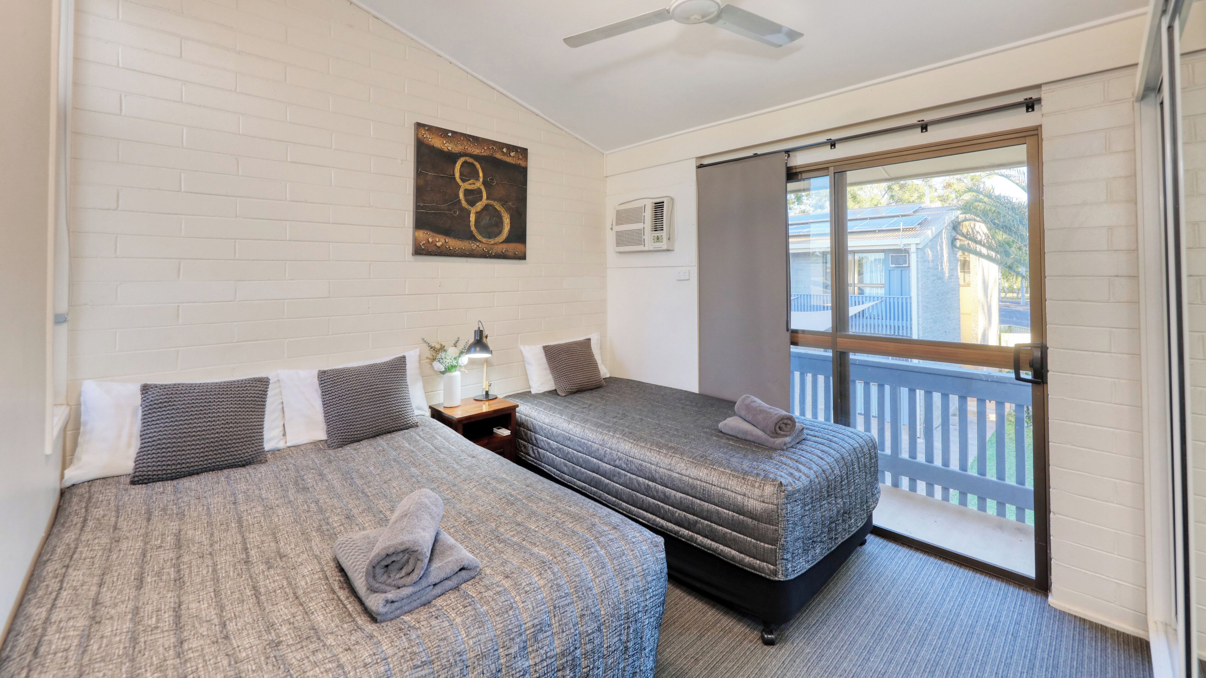 Escritorio, espacio para trabajar con laptop y cortinas blackout 