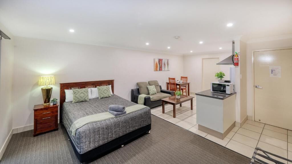 Meja, ruang kerja komputer riba, langsir/tirai gelap terus, kalis bunyi 