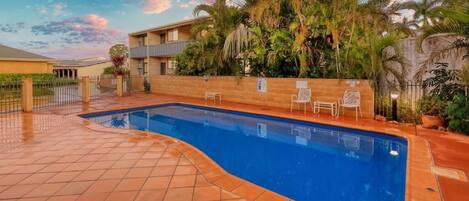 Una piscina al aire libre