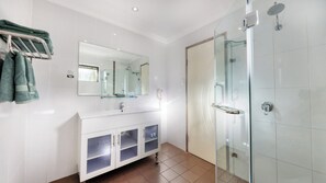 Deluxe Queen Motel Room, Courtyard View | Bathroom | Shower, jetted bath, free toiletries, hair dryer - Emerald Gardens Motel and Apartments (QLD)