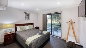 Schreibtisch, laptopgeeigneter Arbeitsplatz, Verdunkelungsvorhänge