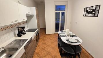 Kühlschrank, Mikrowelle, Ofen, Herdplatte