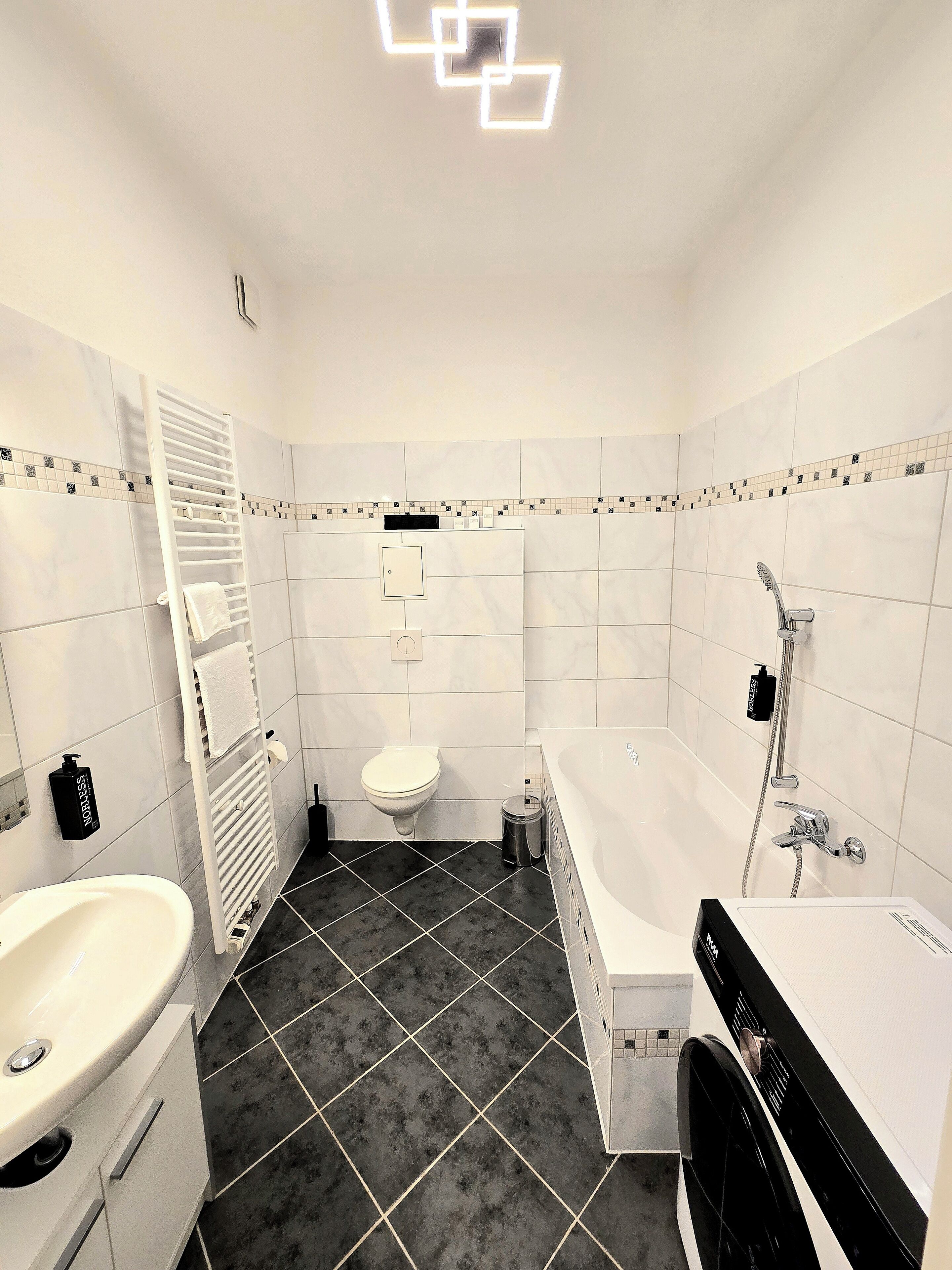 Haartrockner, Handtücher, Seife, Shampoo