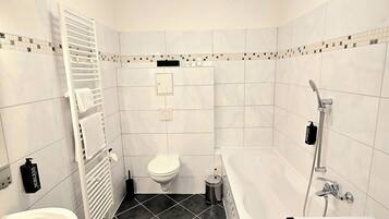 Haartrockner, Handtücher, Seife, Shampoo