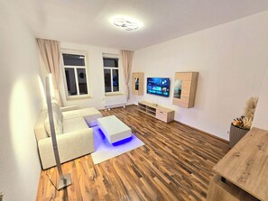 Smart TV, books - Comfortable 3-room apartment + kitchen + bathroom + balcony (Chemnitz)