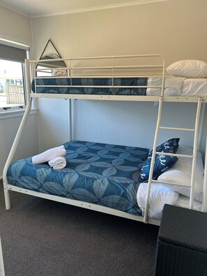 3 bedrooms, iron/ironing board, free WiFi, bed sheets - Magic on Manuka - Relax & Unwind (Mangakino)