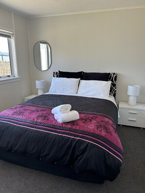 3 bedrooms, iron/ironing board, free WiFi, bed sheets - Magic on Manuka - Relax & Unwind (Mangakino)