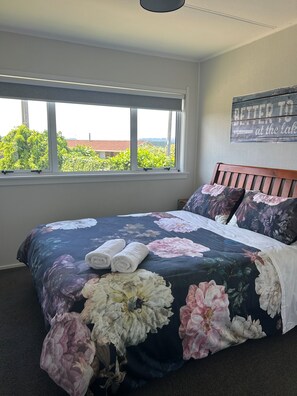 3 bedrooms, iron/ironing board, free WiFi, bed sheets - Magic on Manuka - Relax & Unwind (Mangakino)