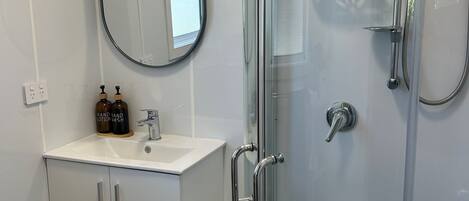 Douche, séchoir à cheveux, serviettes fournies, savon