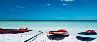 Bonita Beach Getaway – Heated Pool + Free Parking !!!