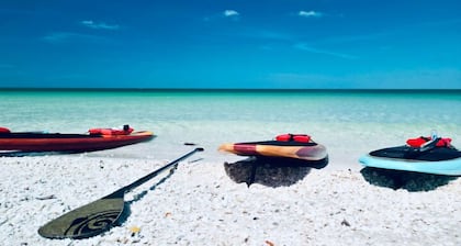 Bonita Beach Getaway – Heated Pool + Free Parking !!!