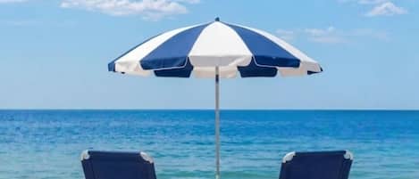 Sur la plage, chaise longue