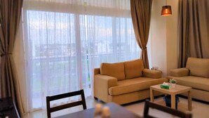 Una sala de estar moderna con un sofá, una mesa de centro y una mesa de comedor.
