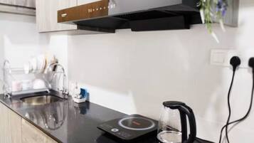 Fridge, stovetop, electric kettle, cookware/dishes/utensils