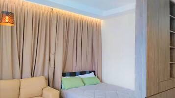 Travel crib, WiFi, bed sheets, wheelchair access