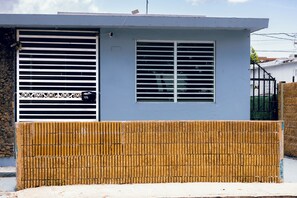 Property grounds - Modern 2BR Near Airport/Free Parking/Fast WiFi (san juan)